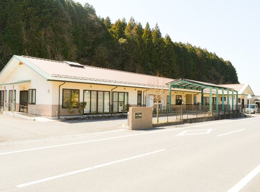 森に囲まれた建物の外観