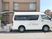 送迎車と建物の外観  