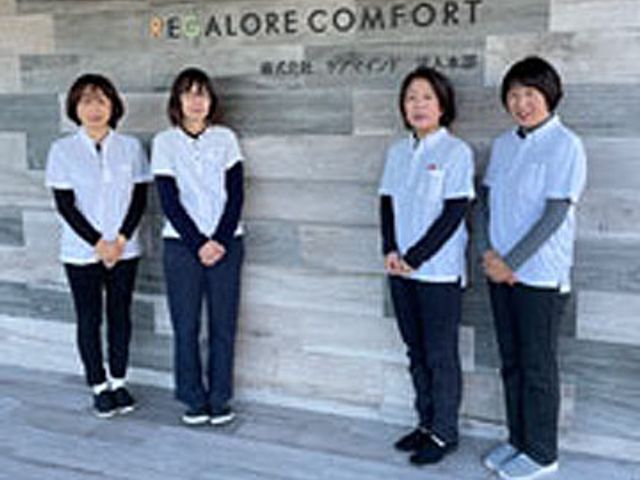 スタッフイメージ スタッフイメージ 介護施設のスタッフが笑顔で並び、温かい雰囲気を感じられる場面です。