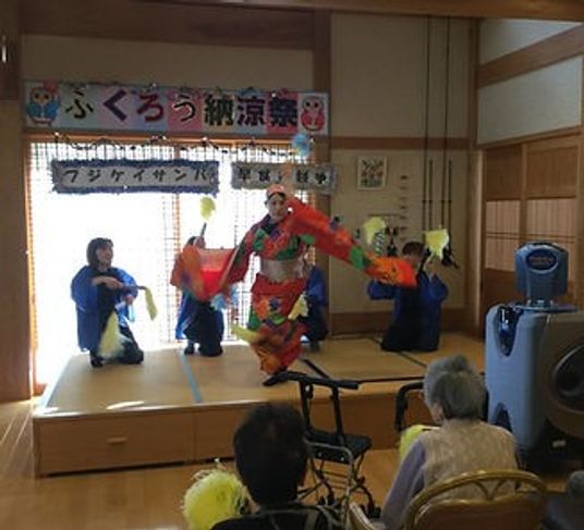 演技が行われている室内