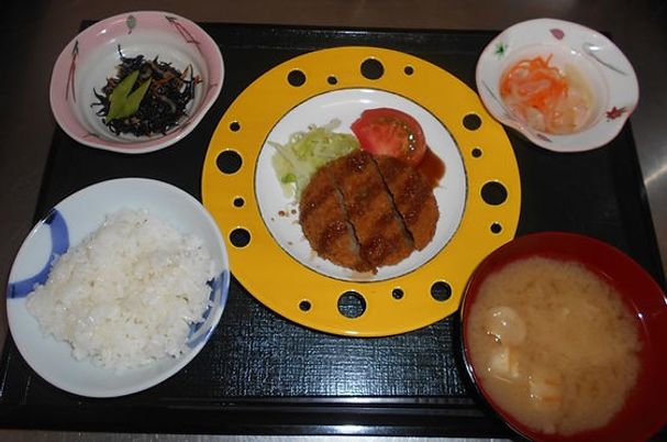 彩り豊かな食事のトレー