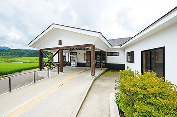 緑に囲まれた外観