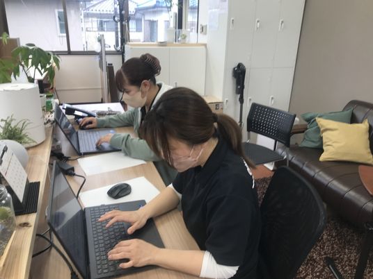 快適なオフィスで作業するスタッフ