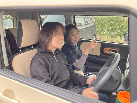 笑顔で移動支援するスタッフ