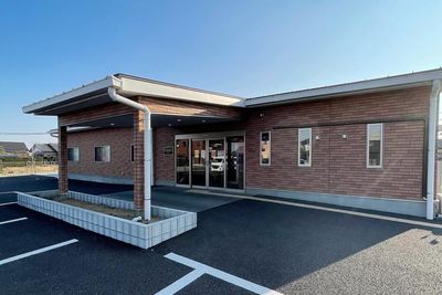 広々とした建物外観