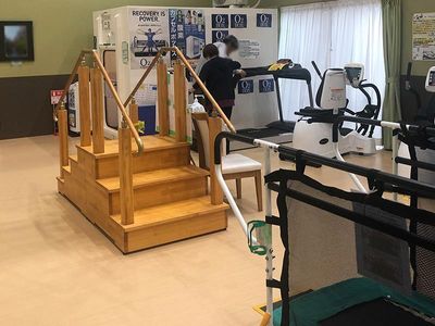 運動器具が並ぶ室内