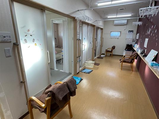 清潔感ある浴室への廊下