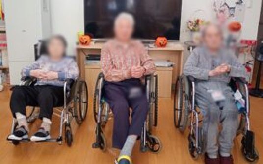 車椅子の方々と共に過ごすリビング