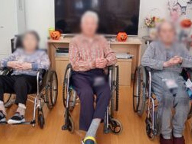 車椅子の方々と共に過ごすリビング リビング 広々としたリビングでは、車椅子でも快適に過ごせる環境が整っています。