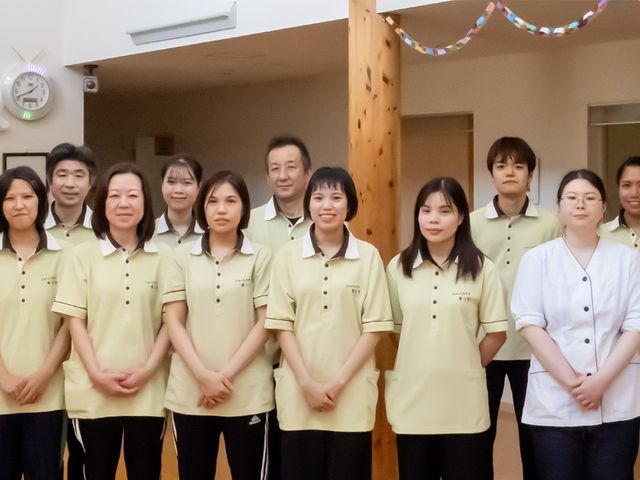 笑顔のスタッフ集合 スタッフイメージ 笑顔で迎えてくれる親しみやすいスタッフ。安心して生活できる環境です。