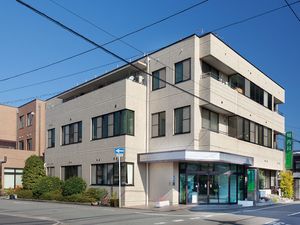 3階建ての建物の外観