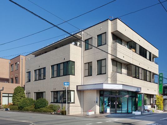 3階建ての建物の外観