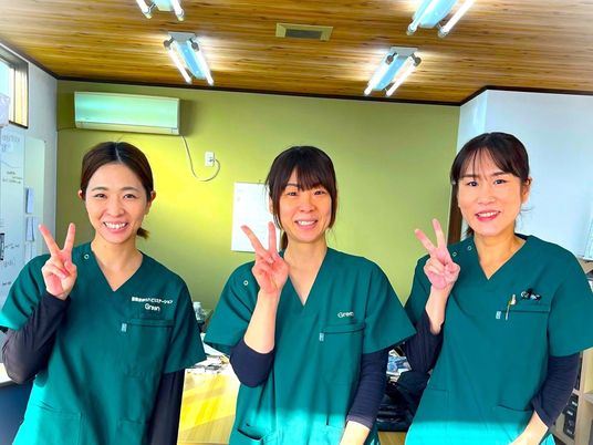 笑顔のスタッフ3人  