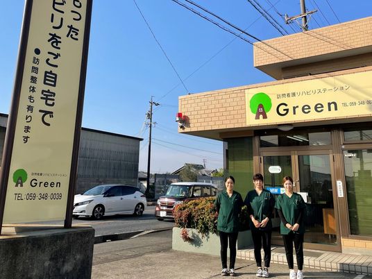 スタッフが並ぶ外観  
