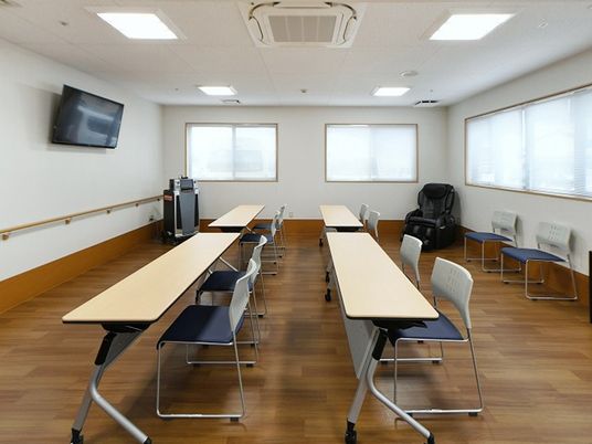 明るい多目的室の机配置  