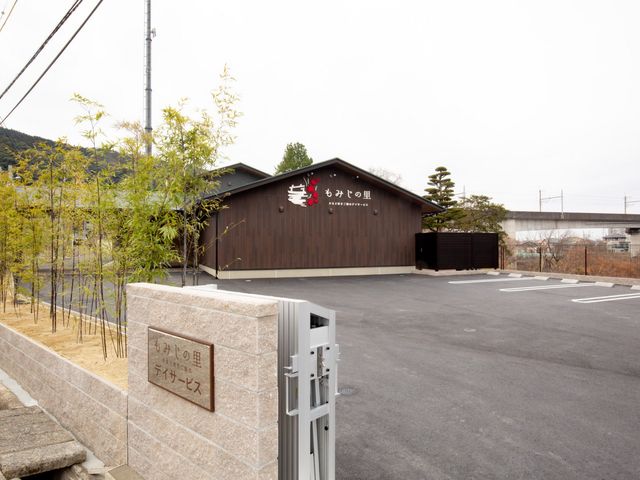 清潔感のある施設外観 落ち着いた色合いの建物は、モダンで清潔感があり、周囲に溶け込む設計です。広々とした駐車スペースも整っており、利用者の方々の快適な訪問が叶います。