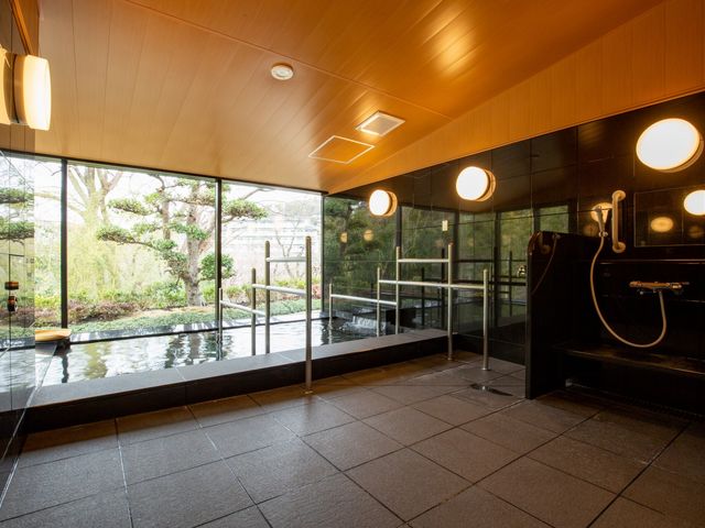 明るい浴室と庭の眺め 天井が高く開放感のある快適な浴室です。大きな窓からは緑豊かな庭が望め、リラックスした時間を過ごせます。
