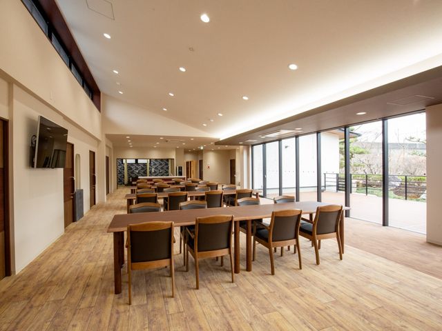 広々とした明るい食堂 ゆったりとしたテーブル配列の食堂です。窓からの自然光が心地よい空間を演出しています。