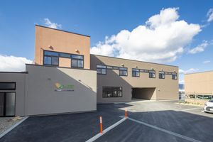 広々とした建物外観