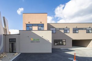 明るい建物の外観