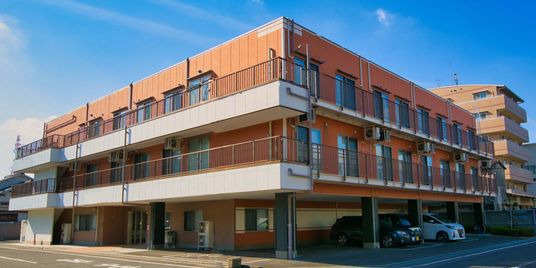暖かみのある建物の外観