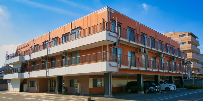 暖かみのある建物の外観
