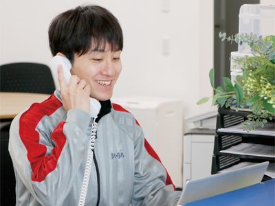スタッフが電話対応中