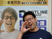 案内掲示の前で笑う男性  