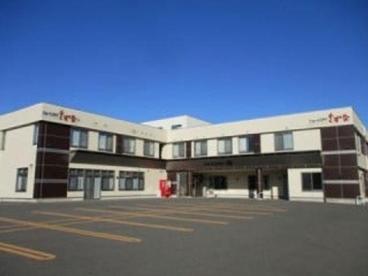 広々とした建物外観