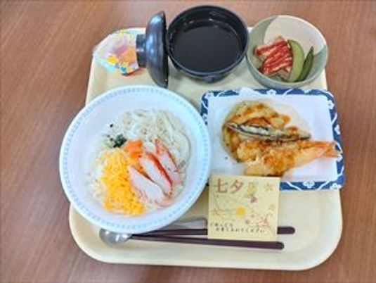 美味しそうな食事風景