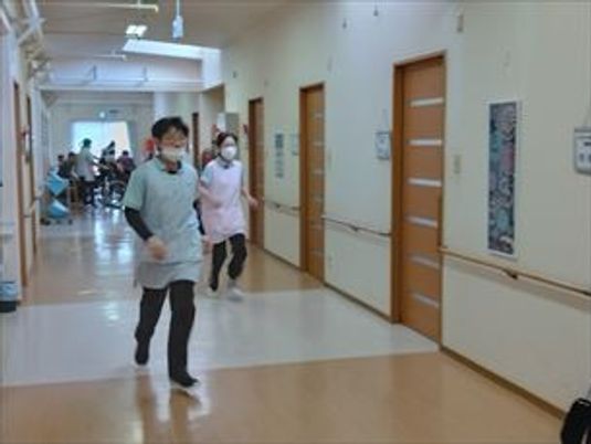 スタッフのいる廊下