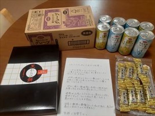 贈り物が並ぶテーブル