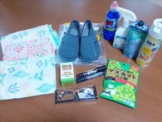 日用品が並ぶテーブル
