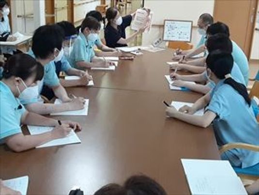 意見交換する職員たち