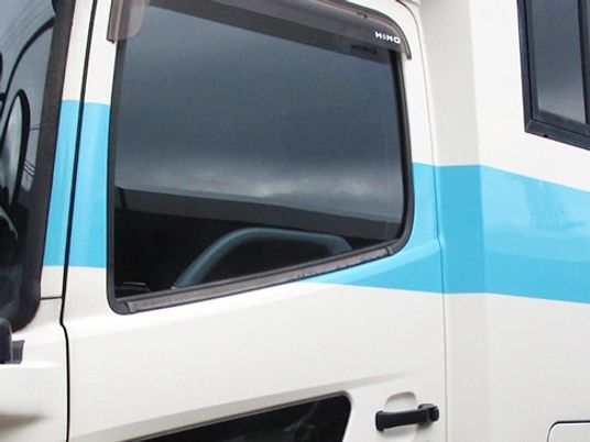 送迎車の側面  