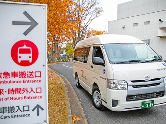 送迎車と案内看板の外観  