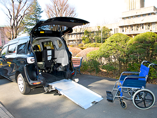 送迎車と車椅子の屋外駐車場  