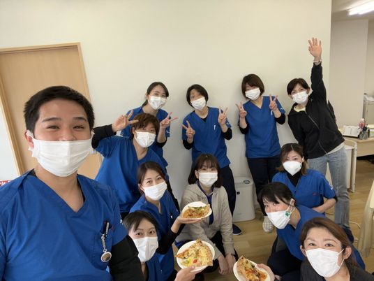 スタッフ集合の室内  