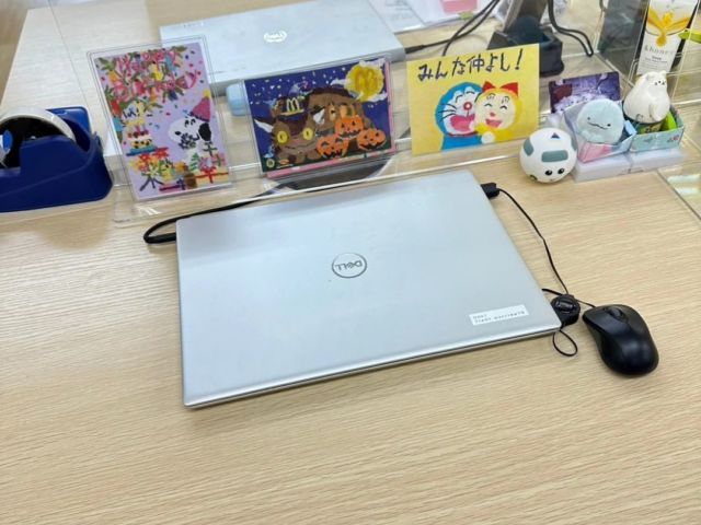 整理されたデスク フロント 明るく整ったデスクは、快適に働くための落ち着いた環境を提供します。業務効率が向上します。