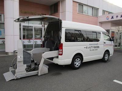 送迎用の白い車両
