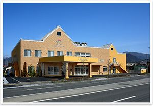 山に囲まれた外観