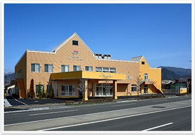 山に囲まれた外観