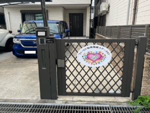 門扉と駐車場の外観  