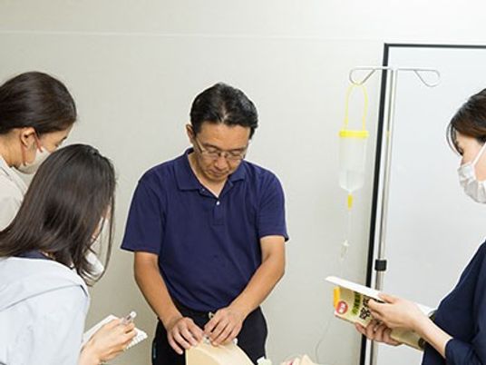 スタッフが集まる機能訓練室  