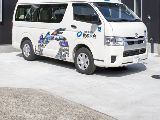 送迎車が停車する外観  