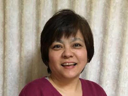 笑顔の女性の上半身