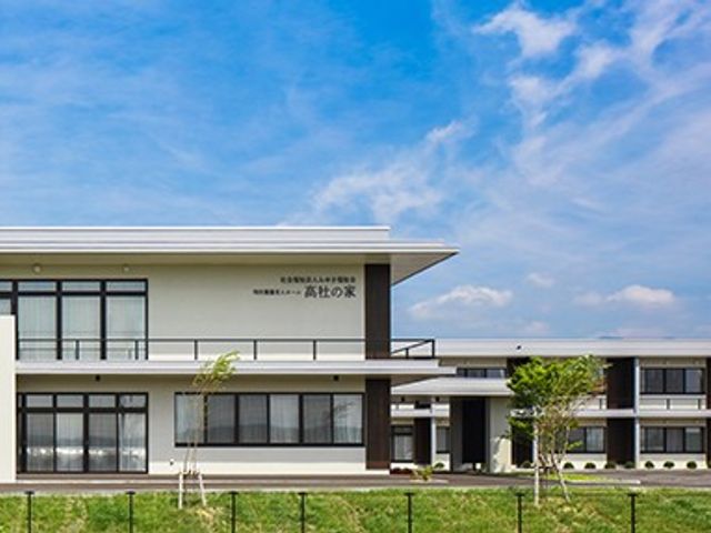 明るい外観の建物 外観   青空の下に広がる、すっきりとした外観です。窓が多く、明るさを感じるつくりです。