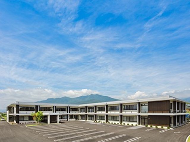 建物外観 外観   空が大きく開けた、落ち着いた雰囲気の建物です。駐車スペースも広く、来訪しやすい印象です。