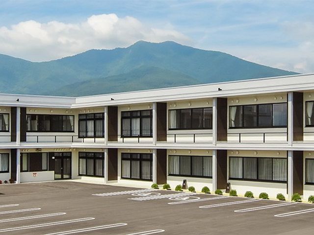 広々とした外観 外観 広々とした駐車スペースが備わった建物は、清潔感があり快適な環境での就業をお考えの方におすすめです。