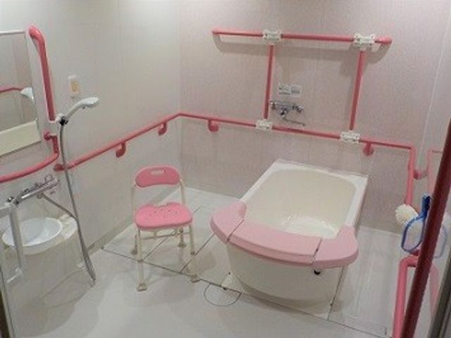 バリアフリー設計の浴室 浴室 明るく清潔感のあるバリアフリー浴室です。手すりや座面も配備しており、安心してご利用いただけます。